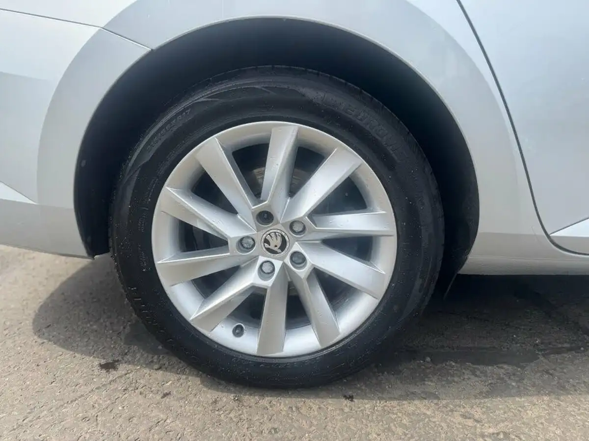 2018-skoda-superb-20tdi-scr-se-hatchback-dsg-big-22