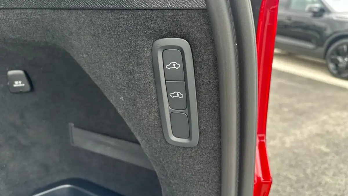 2024-volvo-xc90-20-t8-ultimate-dark-big-23