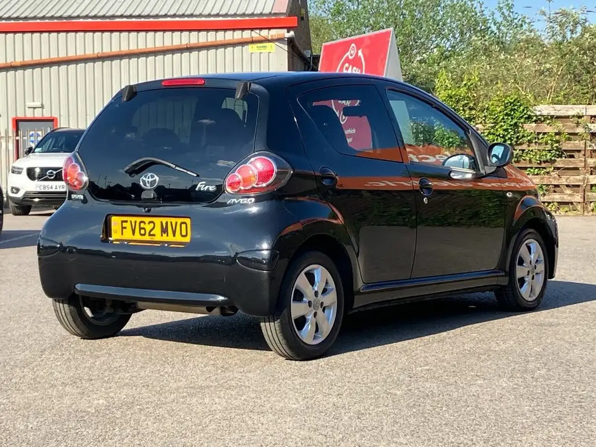 2012-toyota-aygo-10-aygo-fire-5d-big-28