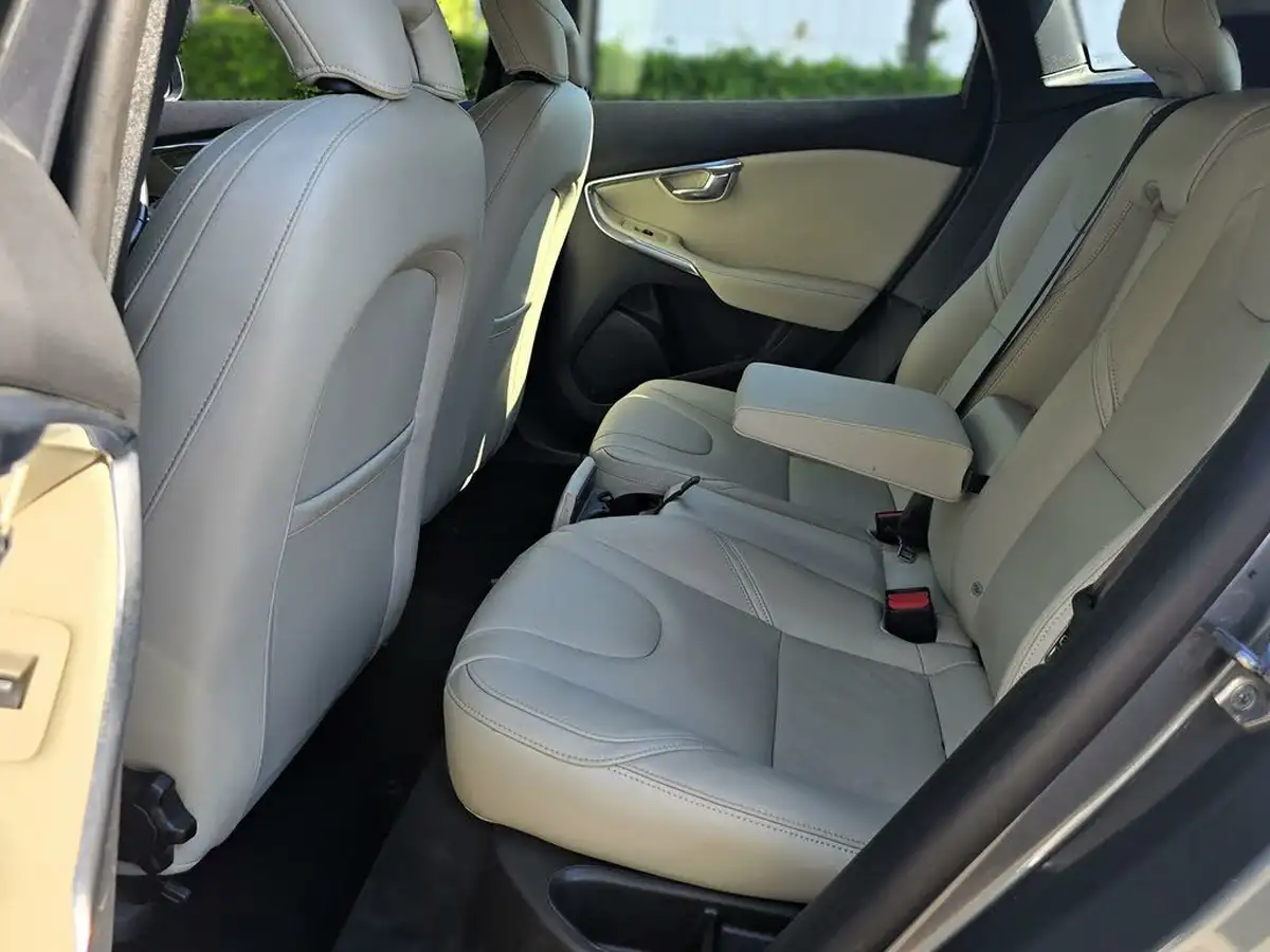 2016-volvo-v40-20td-d3-inscription-geartronic-big-20