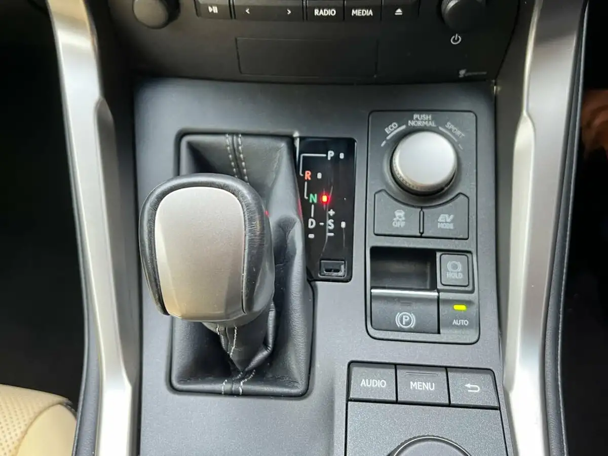 2015-lexus-nx-300h-25-luxury-197bhp-big-39