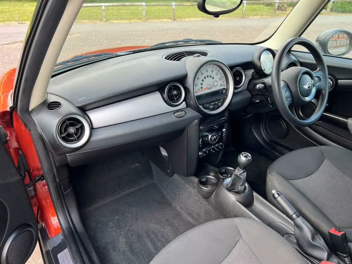 2011-mini-cooper-16-one-98bhp-hatchback-3d-big-11