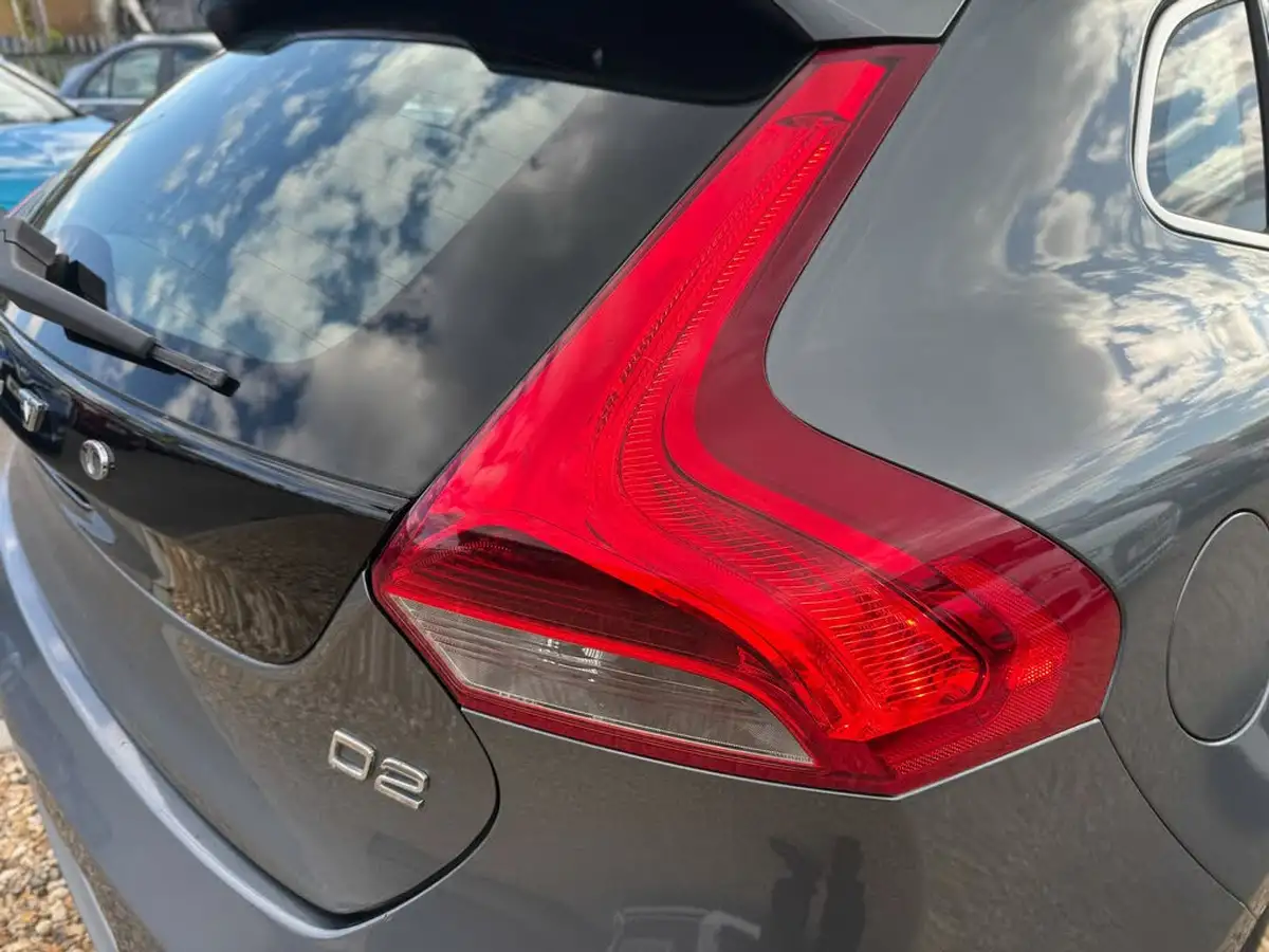 2015-volvo-v40-20td-d2-r-design-lux-nav-big-45