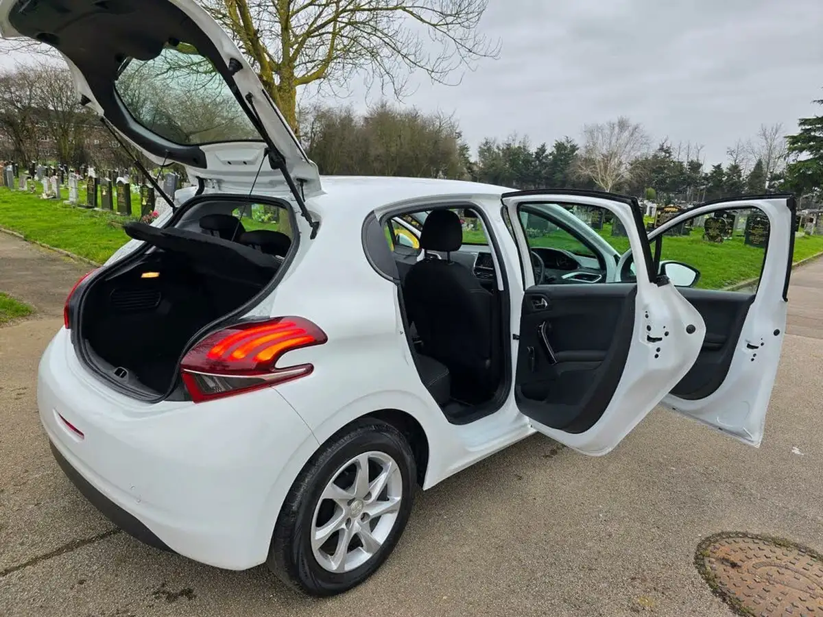 2015-peugeot-208-12-puretech-active-5d-big-17