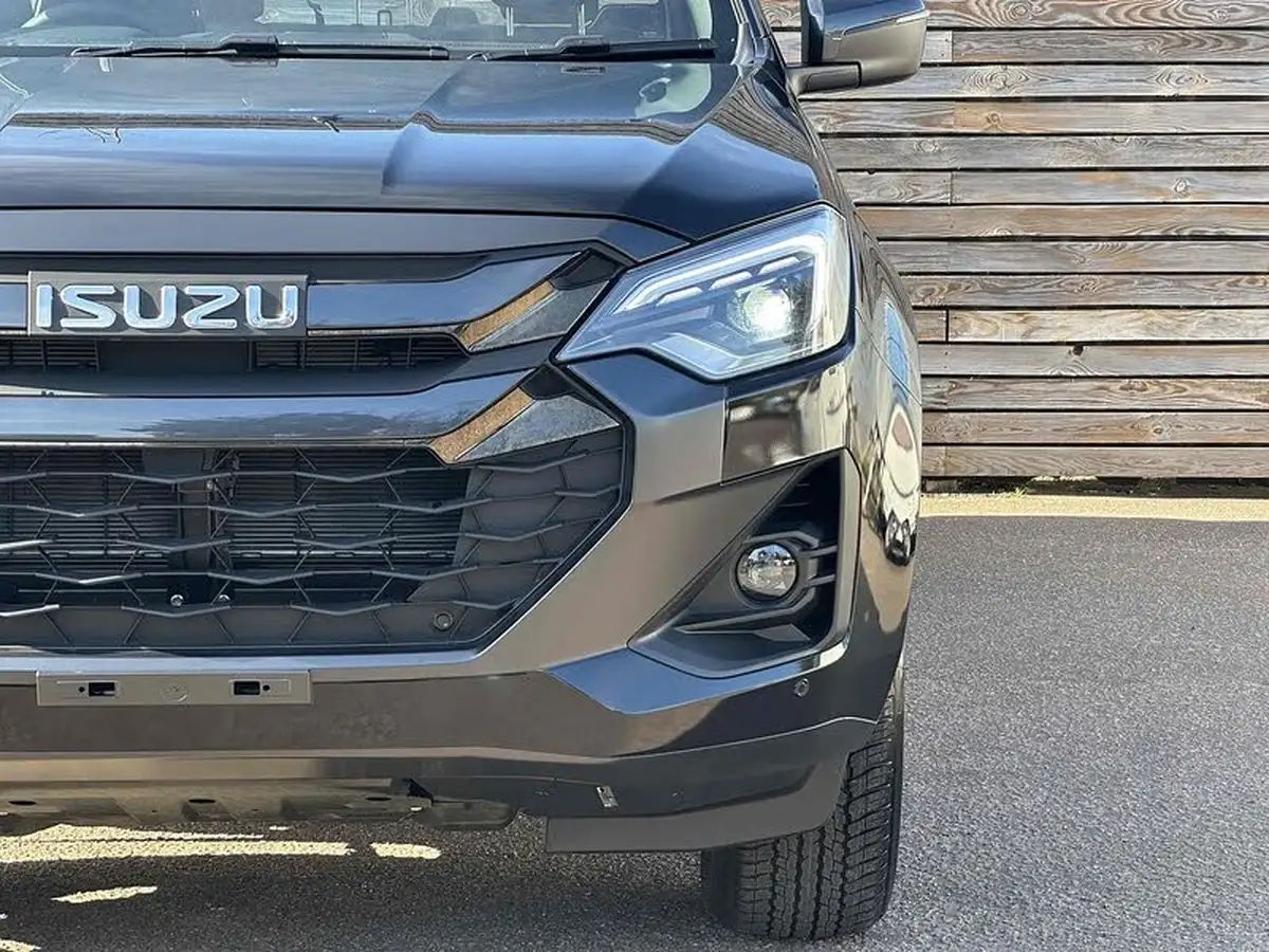 2025-isuzu-d-max-19td-v-cross-big-9