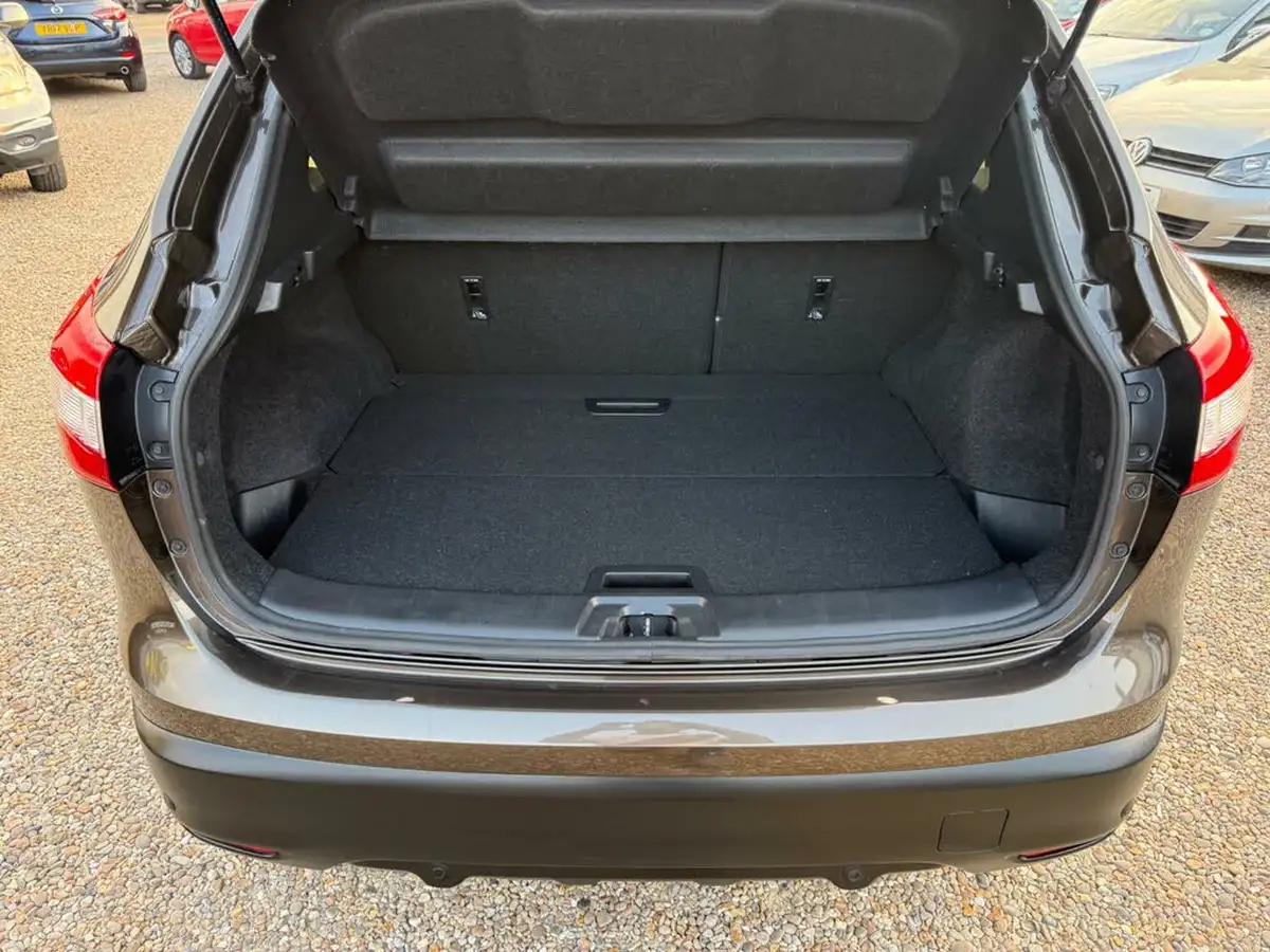 2015-nissan-qashqai-16-tekna-big-13