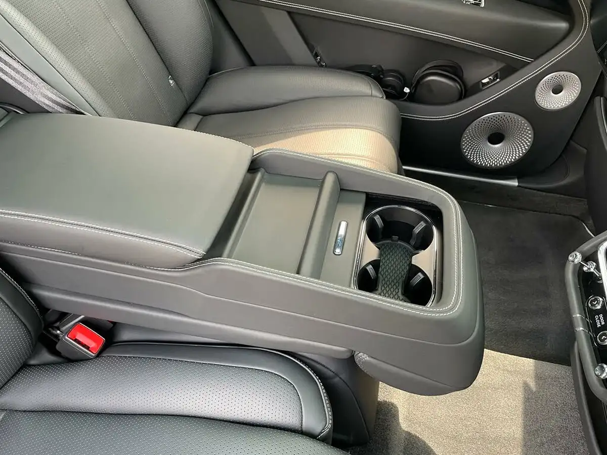 2024-bentley-bentayga-big-43