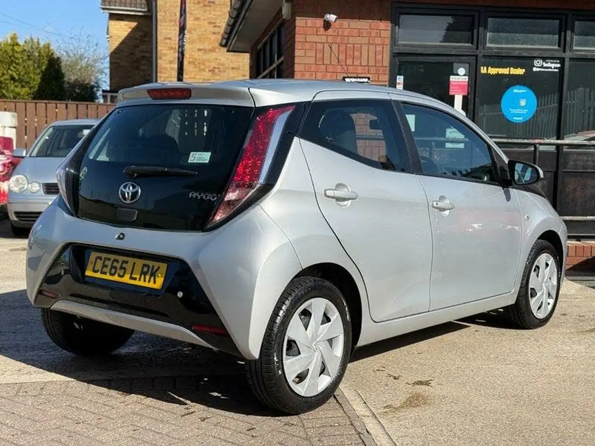 2015-toyota-aygo-10-vvt-i-x-play-5d-big-7