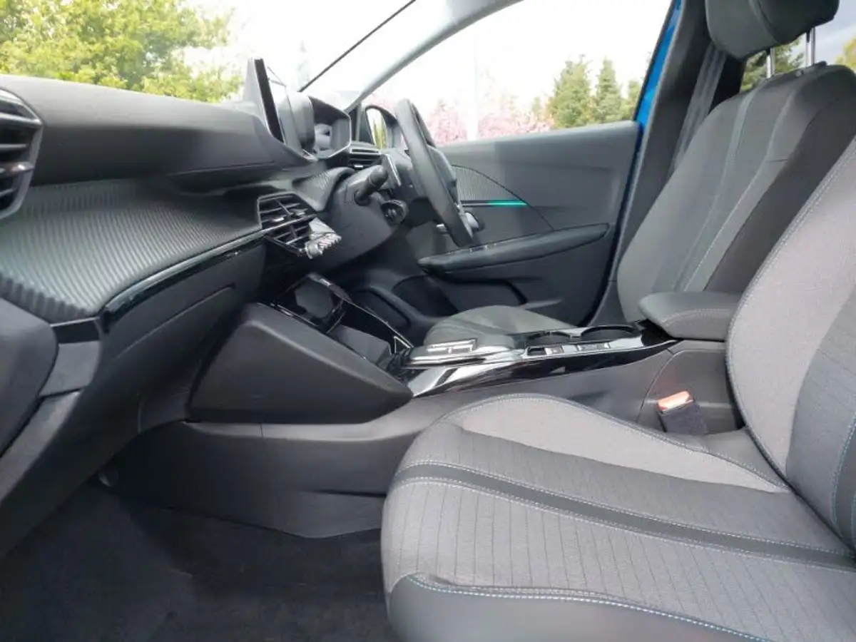 2022-peugeot-208-12-puretech-allure-premium-100bhp-eat8-big-4