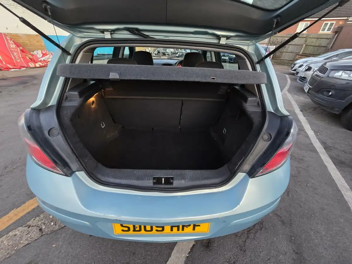 2009-vauxhall-astra-16-club-hatchback-big-11