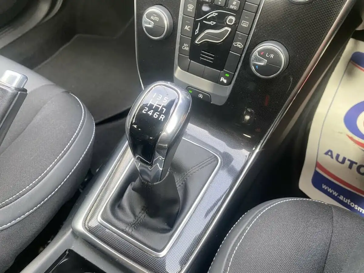 2019-volvo-v40-20-t2-momentum-edition-big-32
