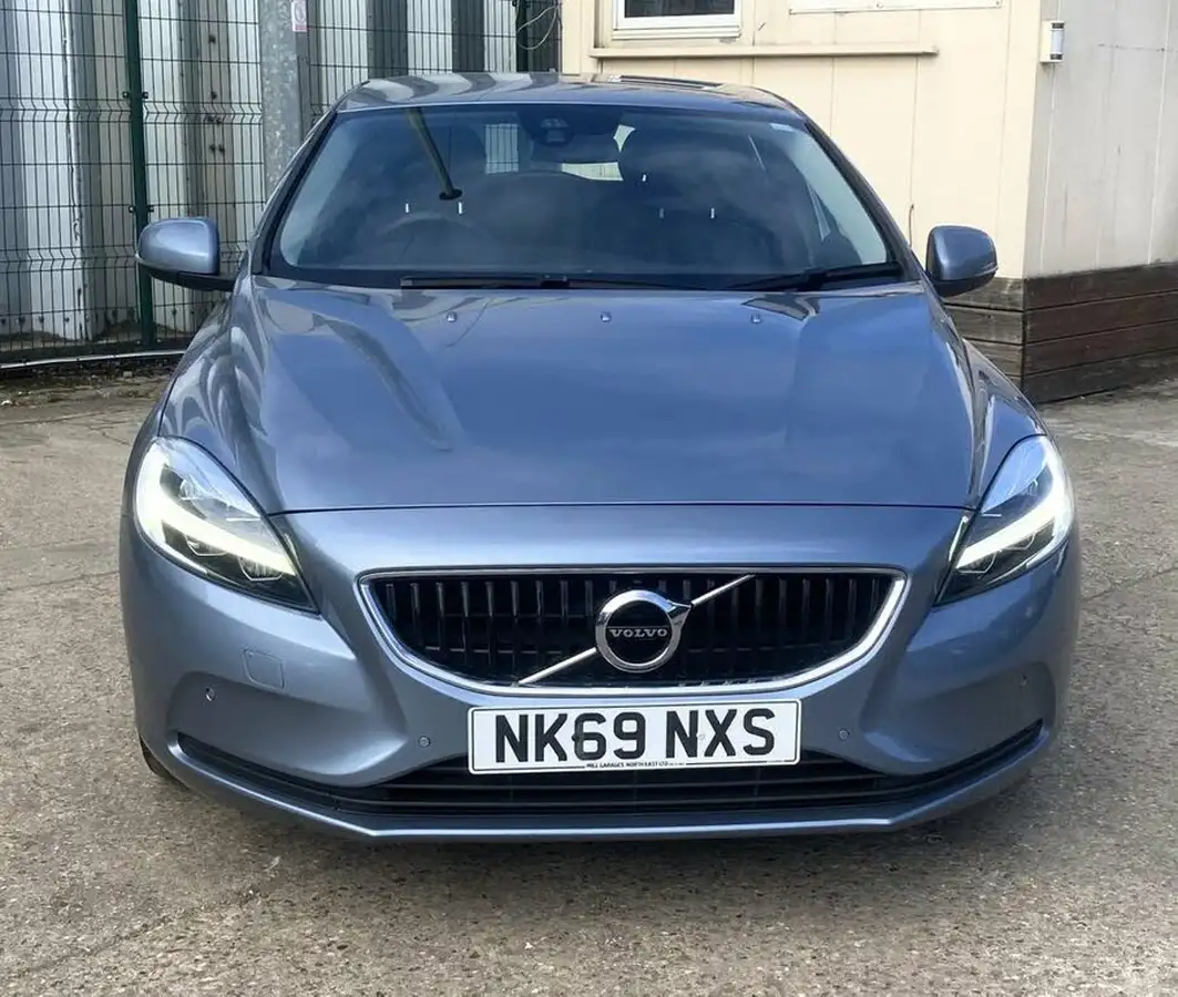 2019-volvo-v40-20-t2-momentum-edition-big-4