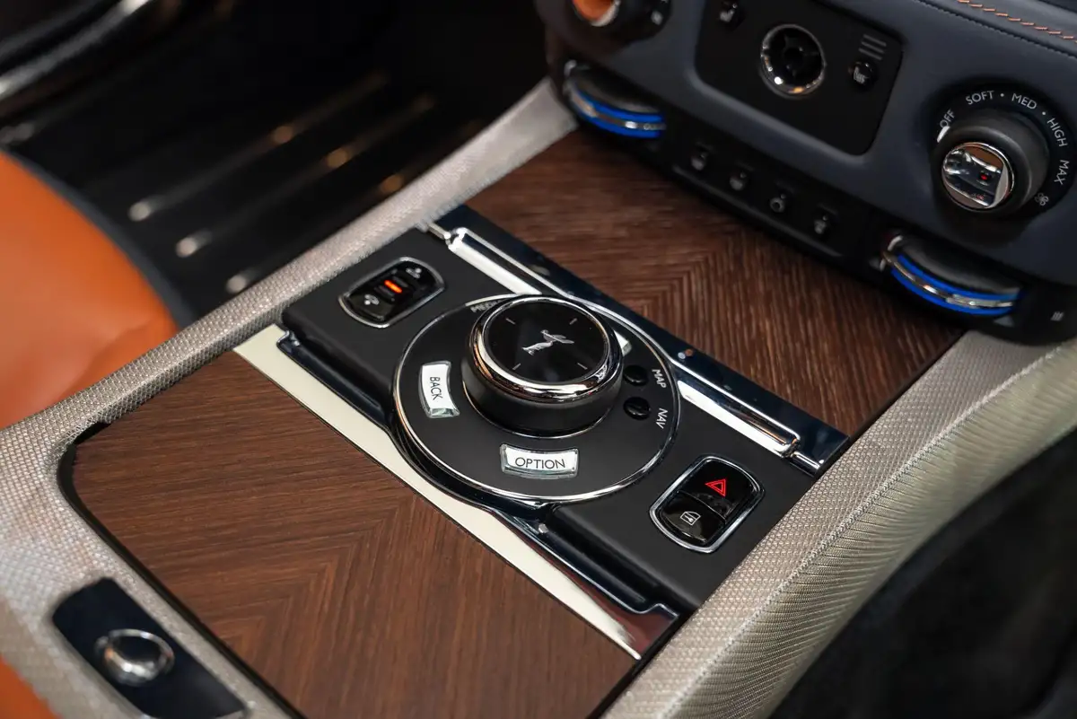 2019-rolls-royce-wraith-66-591bhp-big-17