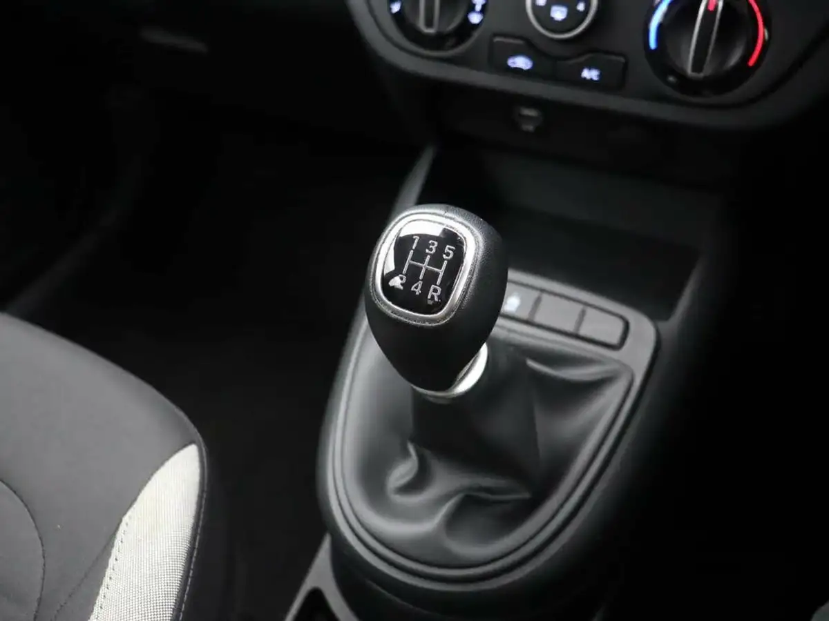 2022-hyundai-i10-12-se-connect-big-33