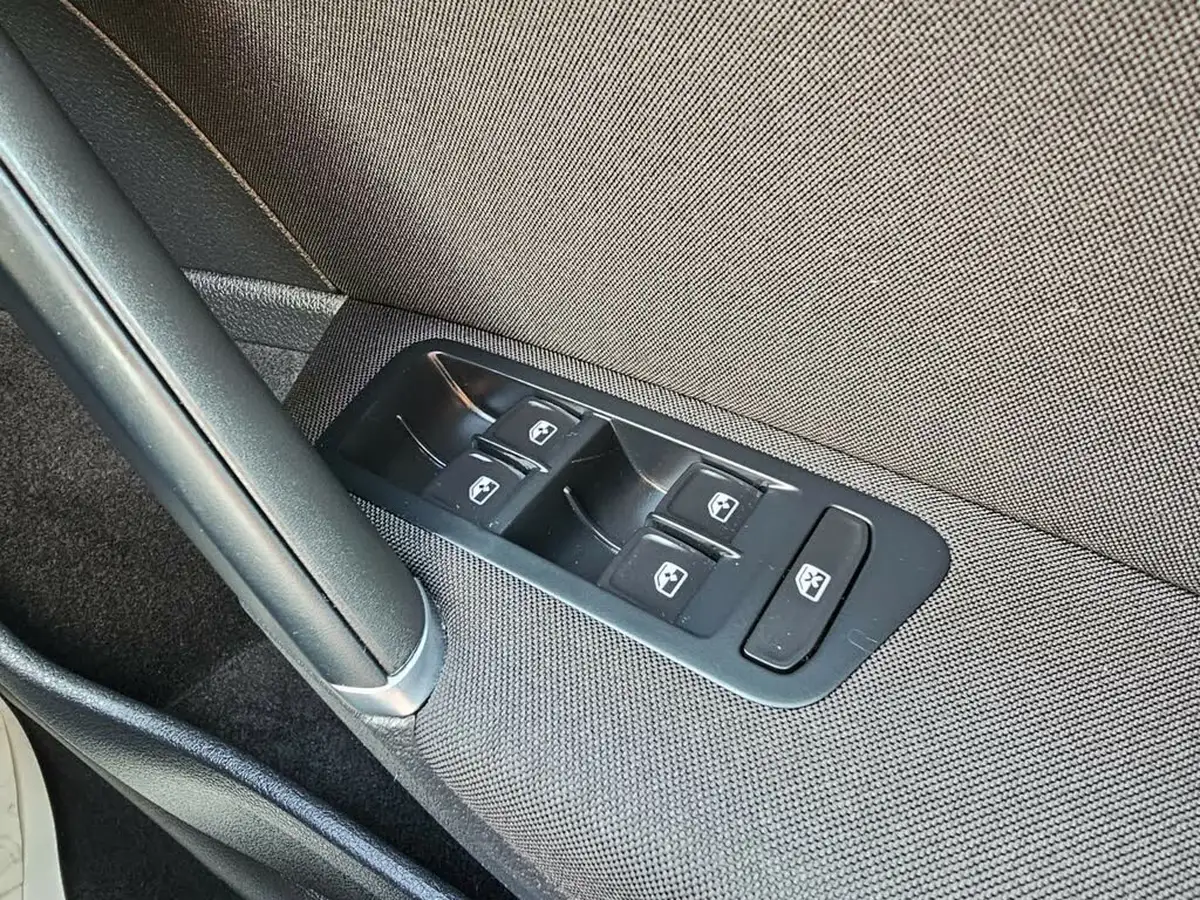 2019-volkswagen-golf-20tdi-se-estate-5d-dsg-big-22