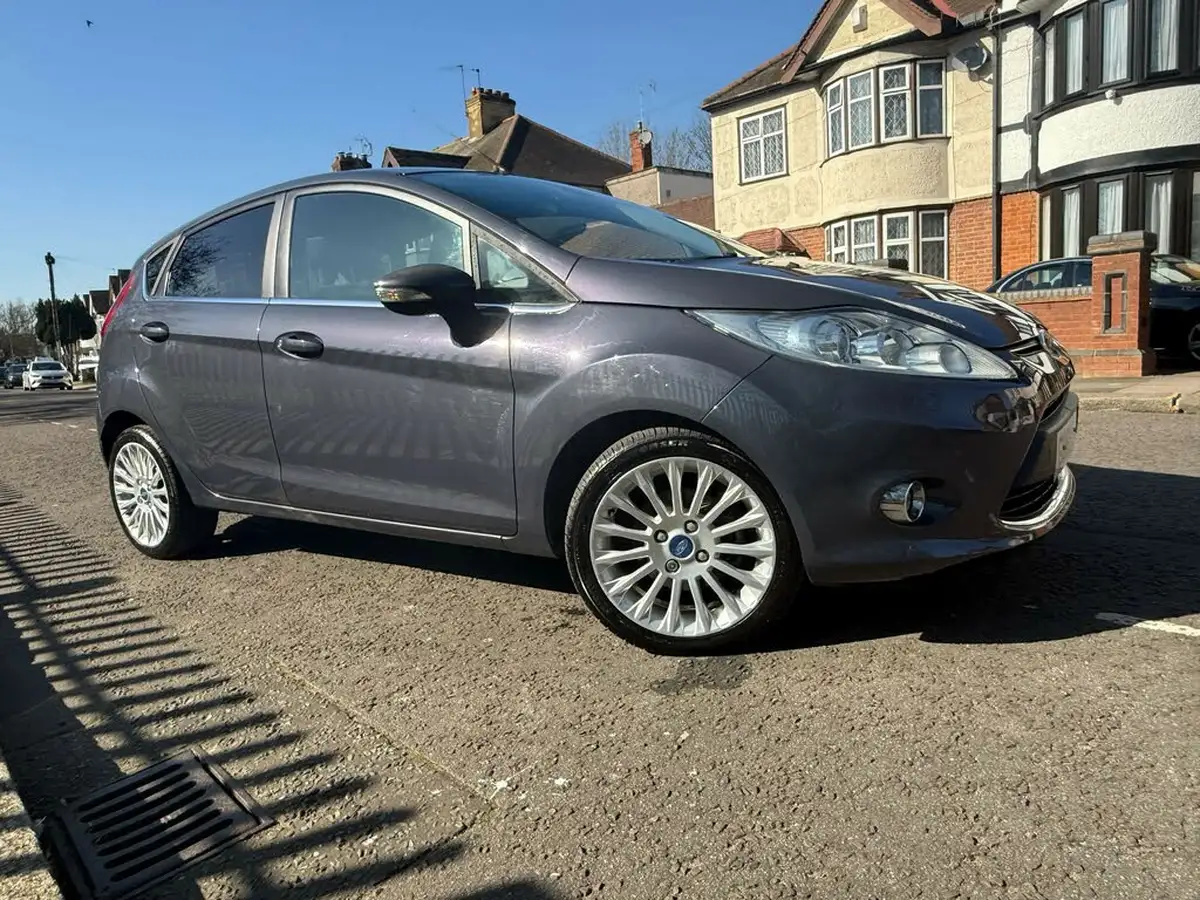 2012-ford-fiesta-14-titanium-5d-big-2