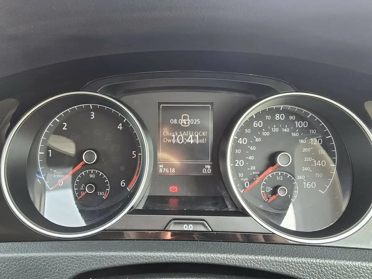 2013-volkswagen-golf-20tdi-gt-ss-hatchback-5d-big-25