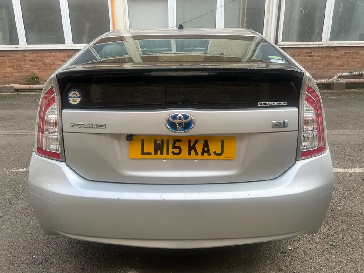 2015-toyota-prius-hybrid-big-10