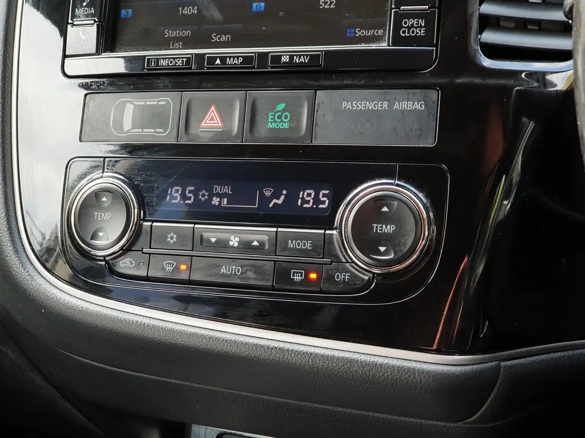 2015-mitsubishi-outlander-20-gx4h-phev-big-17