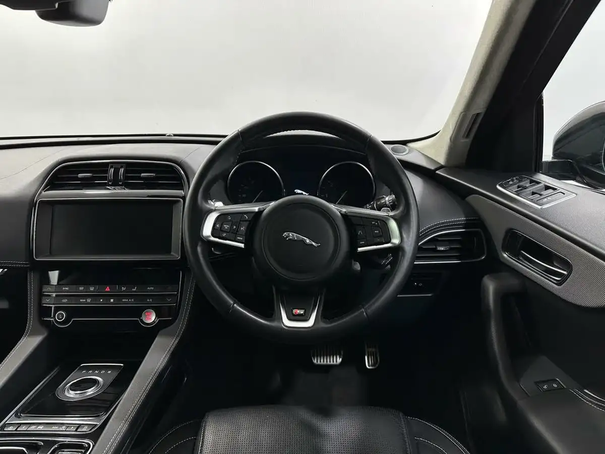 2019-jaguar-f-pace-30td-s-big-10
