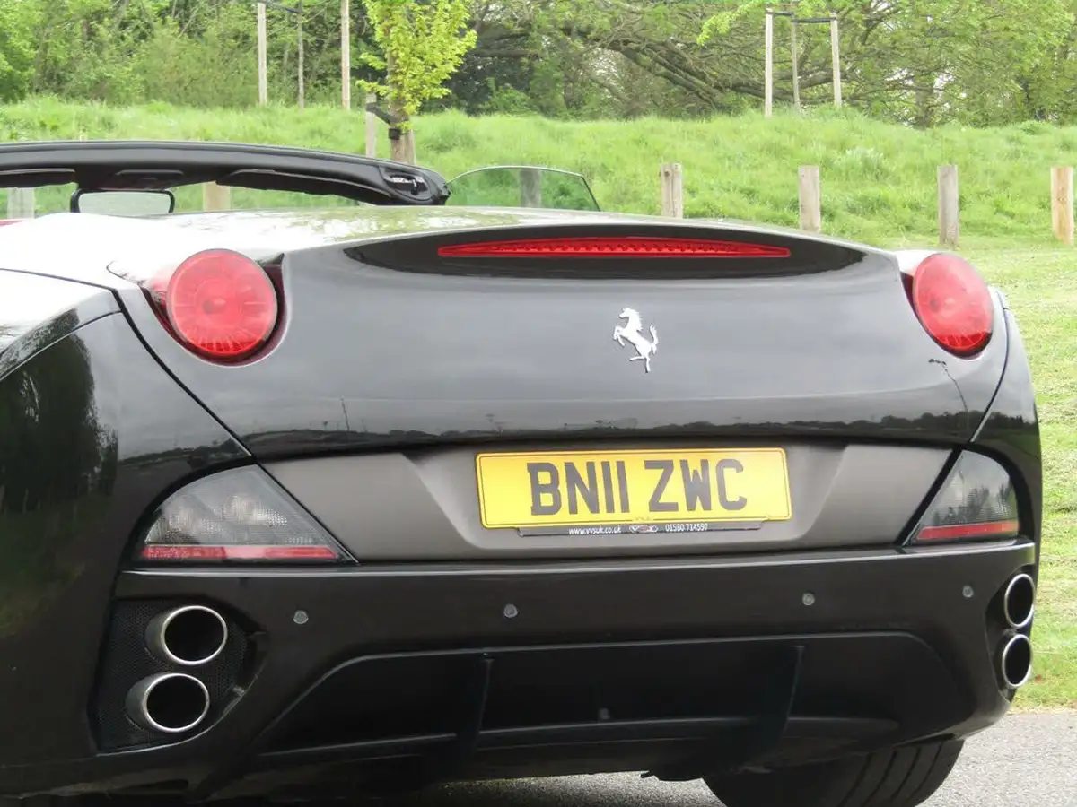 2010-ferrari-california-43-big-62
