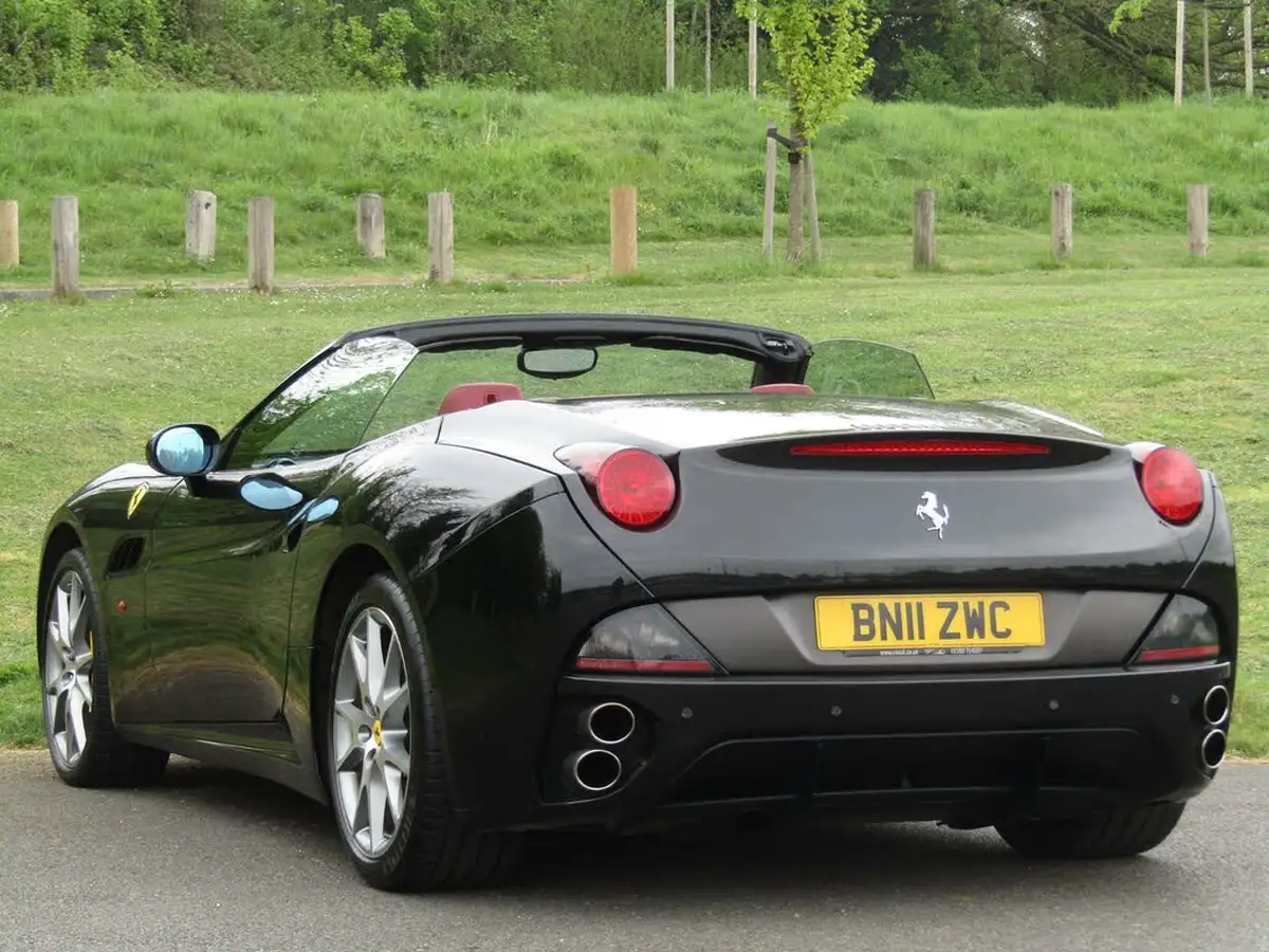 2010-ferrari-california-43-big-34