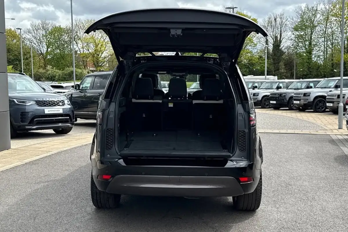 2023-land-rover-discovery-30-d300-dynamic-hse-big-33