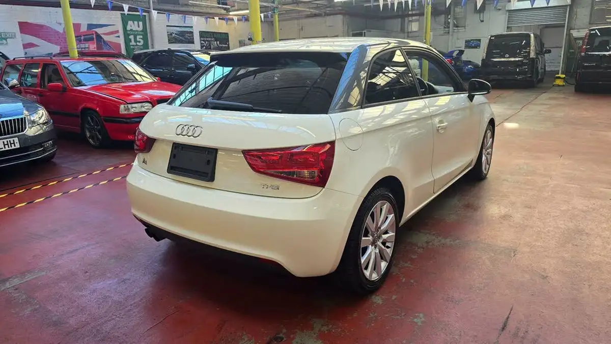 2013-audi-a1-big-35