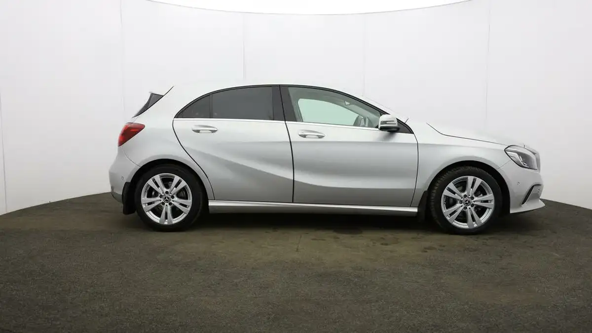 2017-mercedes-benz-a-class-15d-a180d-sport-premiumss-7g-dct-big-41