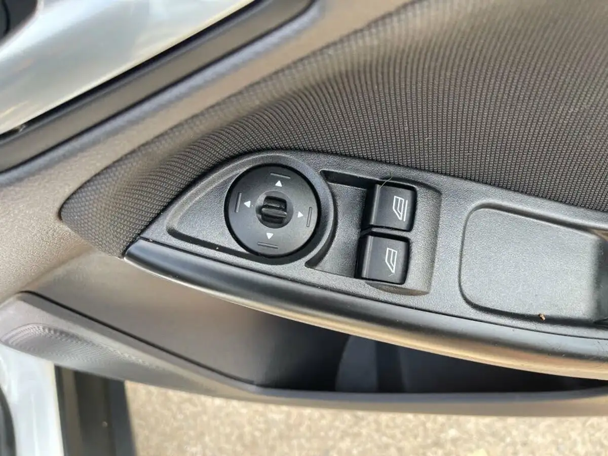 2012-ford-focus-16-zetec-ti-vct-125ps-hatchback-big-25
