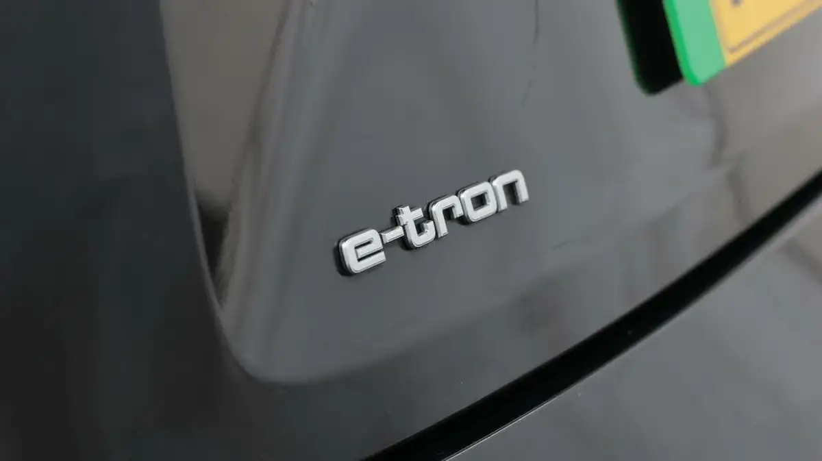 2022-audi-e-tron-55e-black-edition-sportback-big-21