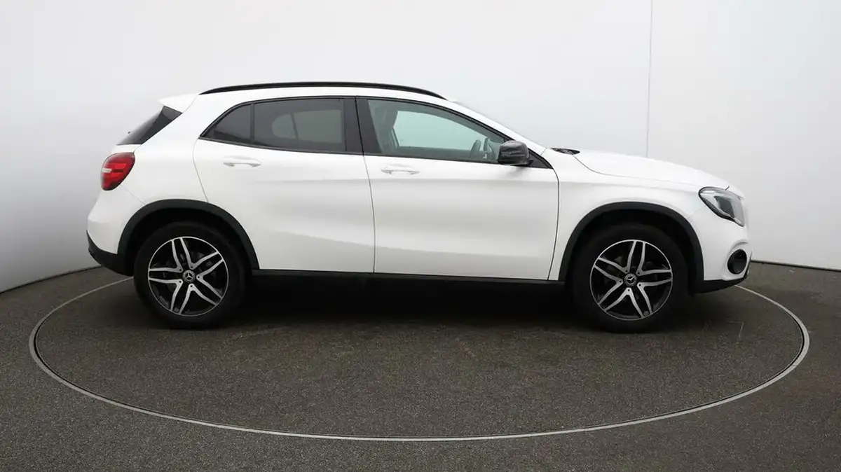 2019-mercedes-benz-gla-class-16-gla-180-urban-edition-ss-big-40