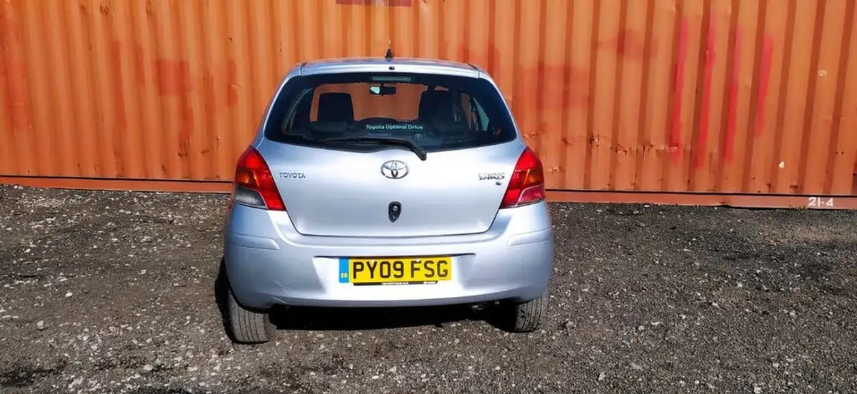 2009-toyota-yaris-10-t2-3d-996cc-big-2