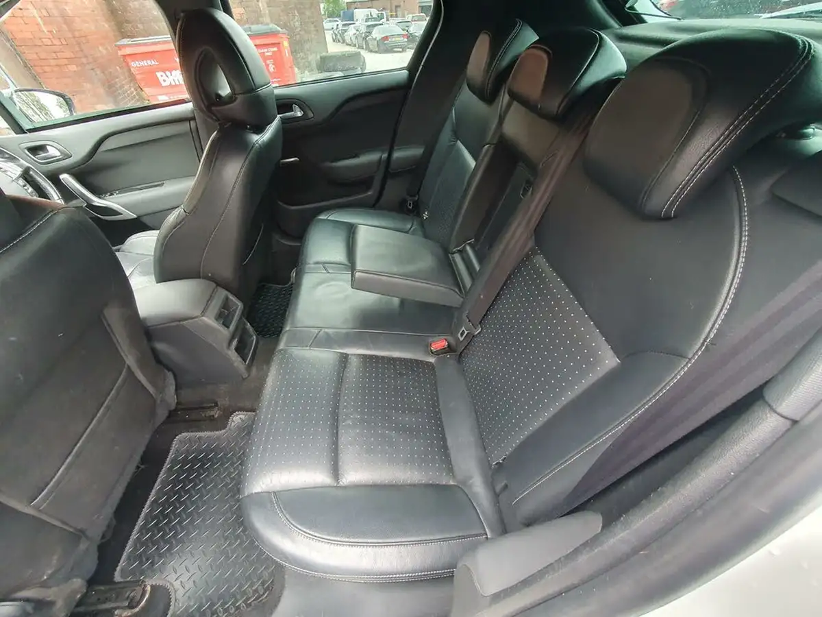 2013-citroen-ds4-20hdi-dsport-big-28