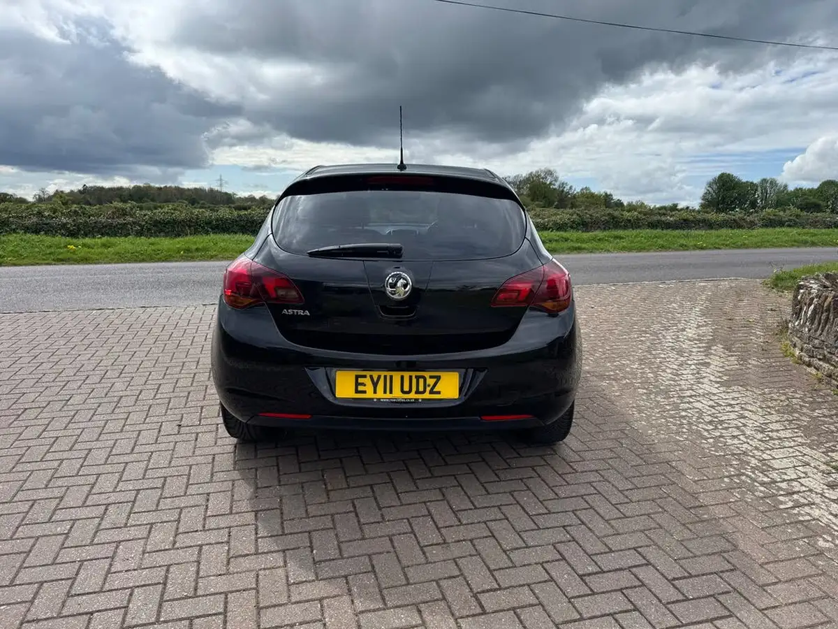 2011-vauxhall-astra-16-se-16v-vvt-115ps-hatchback-big-3