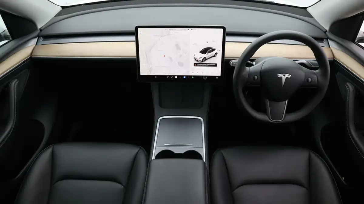 2022-tesla-model-y-e-long-range-big-13