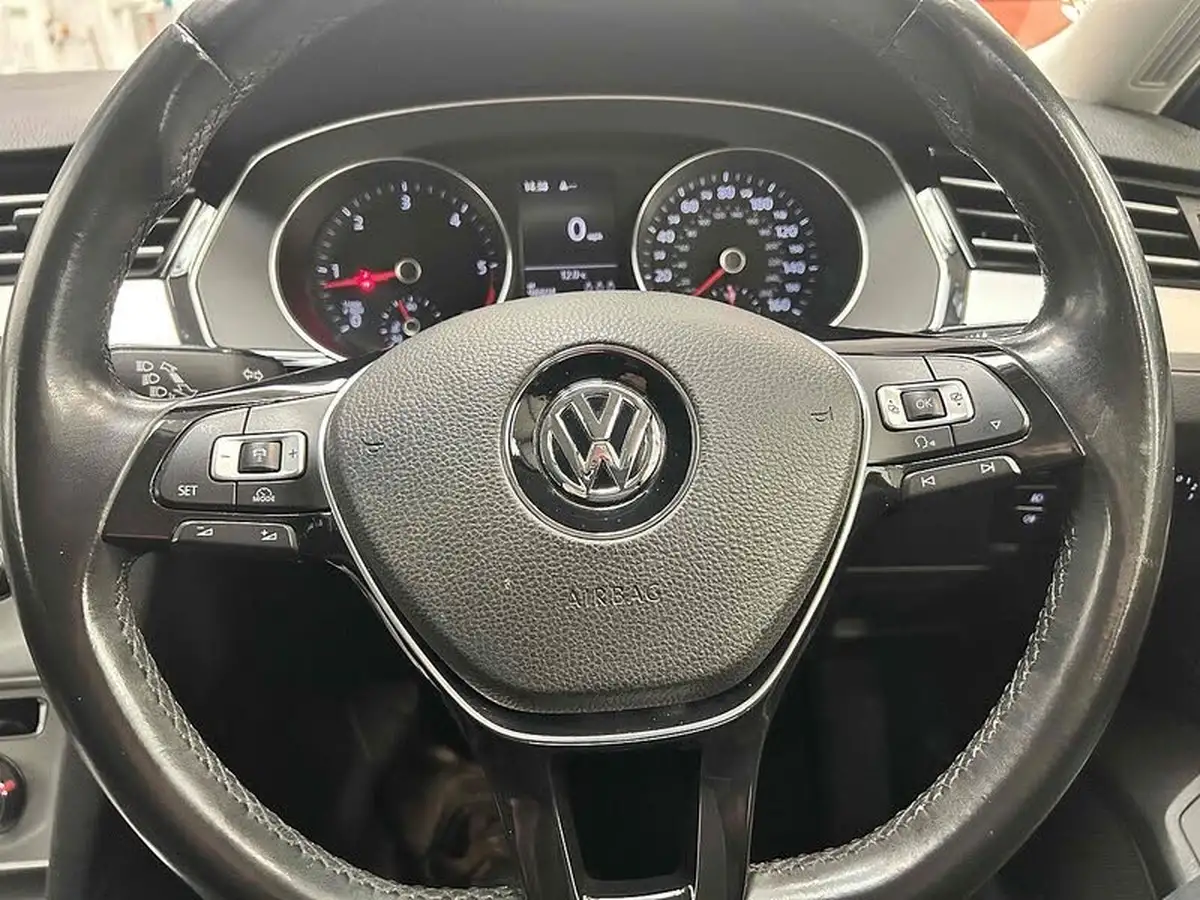 2016-volkswagen-passat-20tdi-se-business-estate-5d-big-11