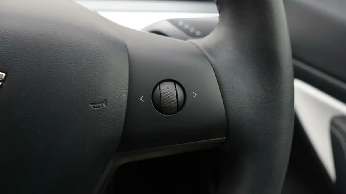 2020-tesla-model-3-e-performance-big-24