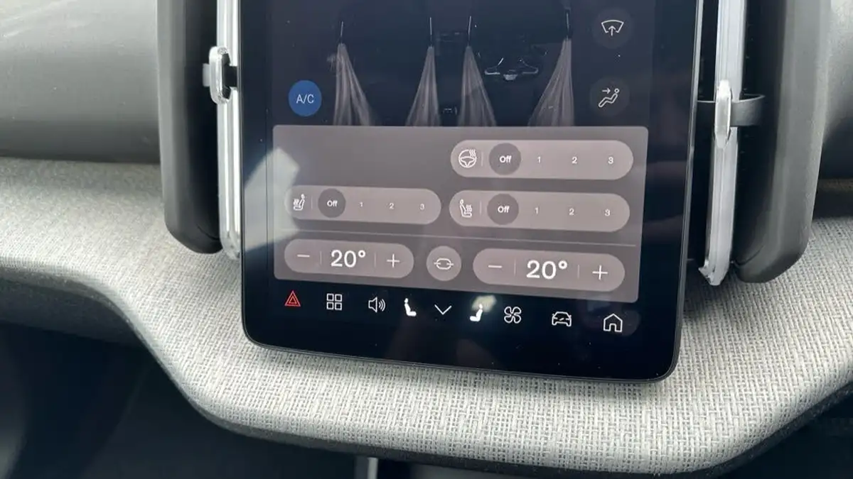 2025-volvo-ex30-e-twin-plus-big-32