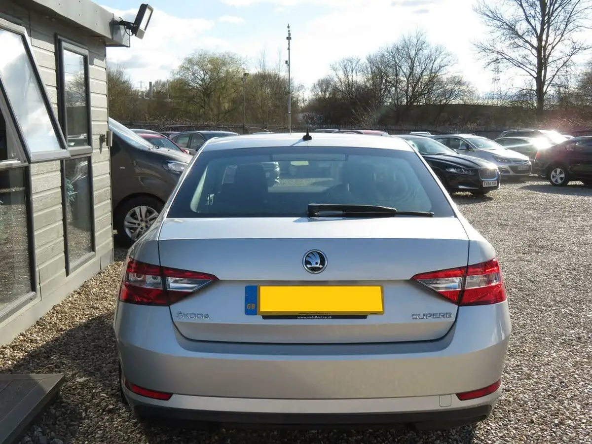 2017-skoda-superb-16tdi-s-hatchback-big-4