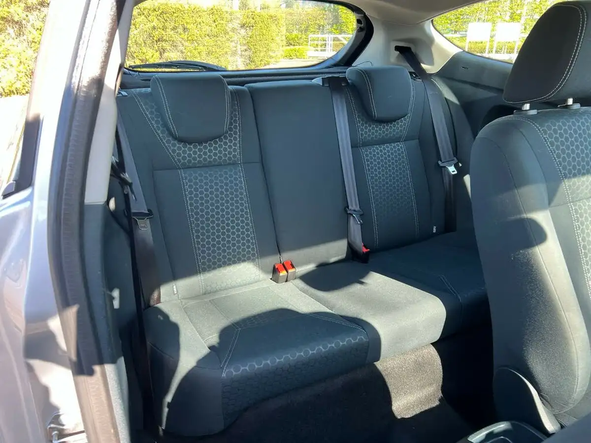 2012-ford-fiesta-125-zetec-3d-big-25