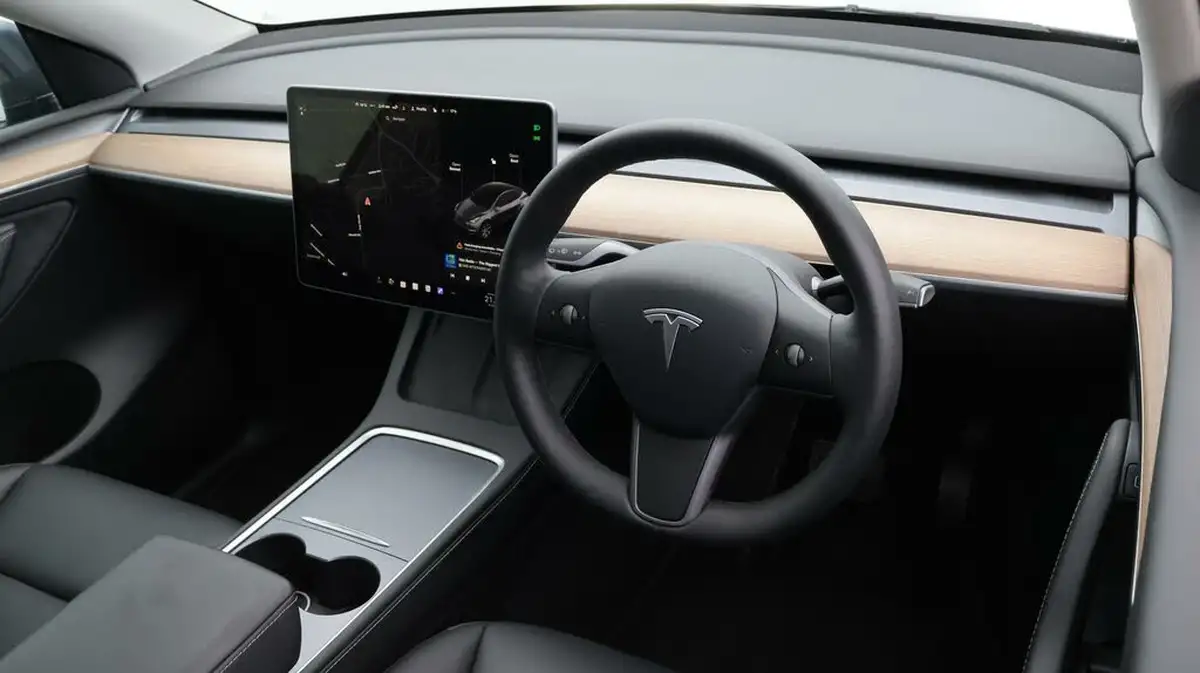 2022-tesla-model-y-e-long-range-big-9
