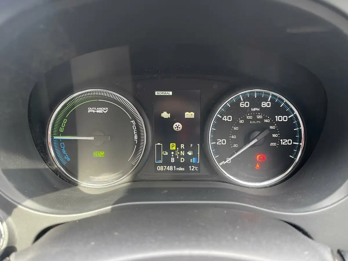 2014-mitsubishi-outlander-20-gx4h-big-25