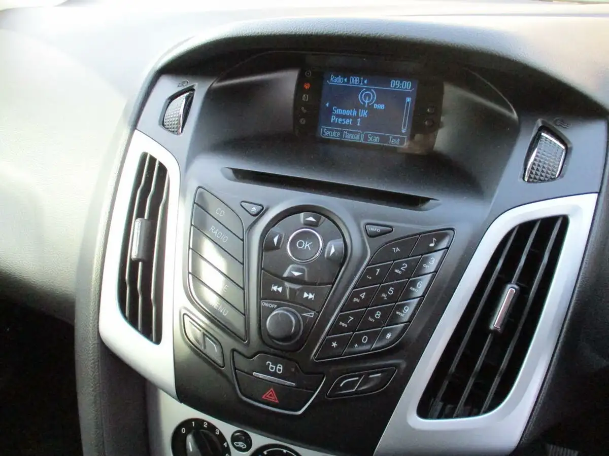 2012-ford-focus-16-zetec-ti-vct-105ps-hatchback-big-11