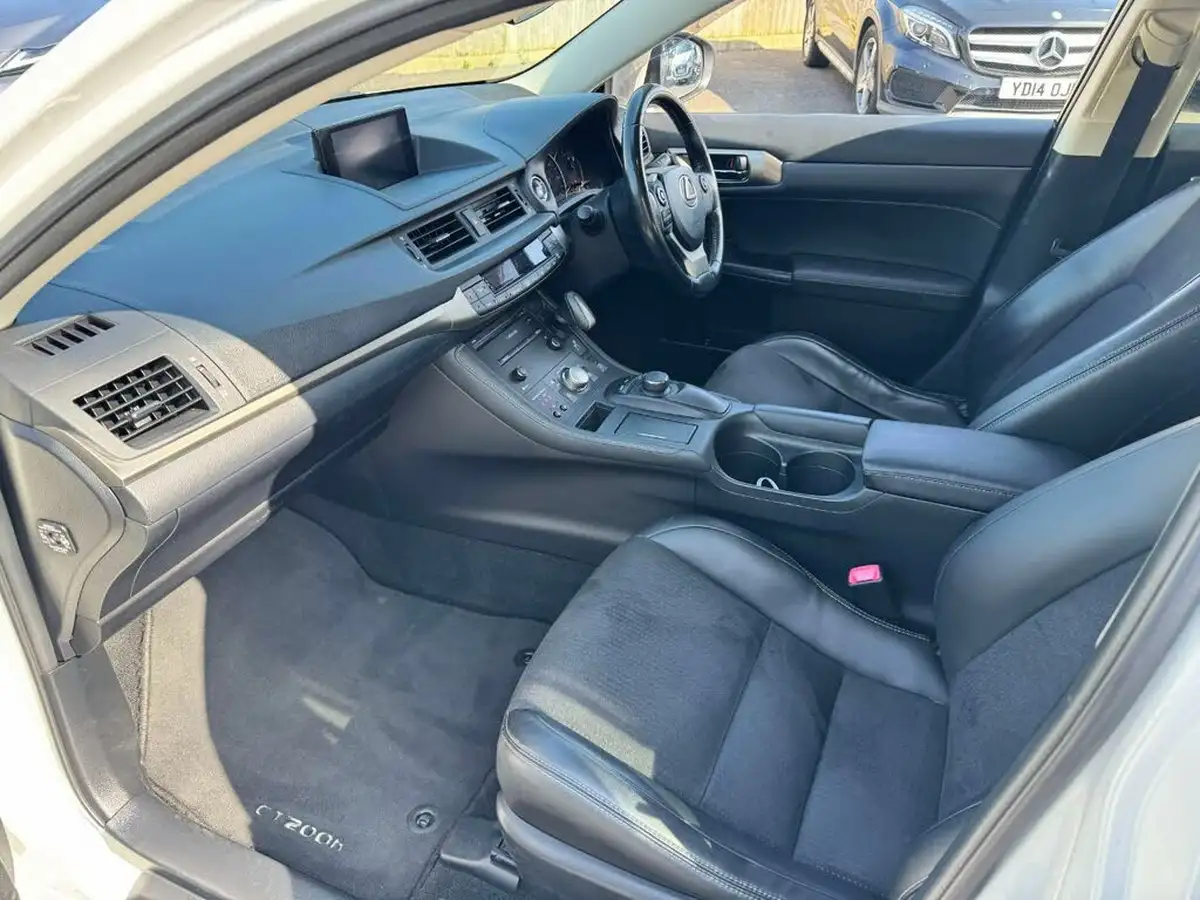 2015-lexus-ct-200h-18-advance-plus-big-12