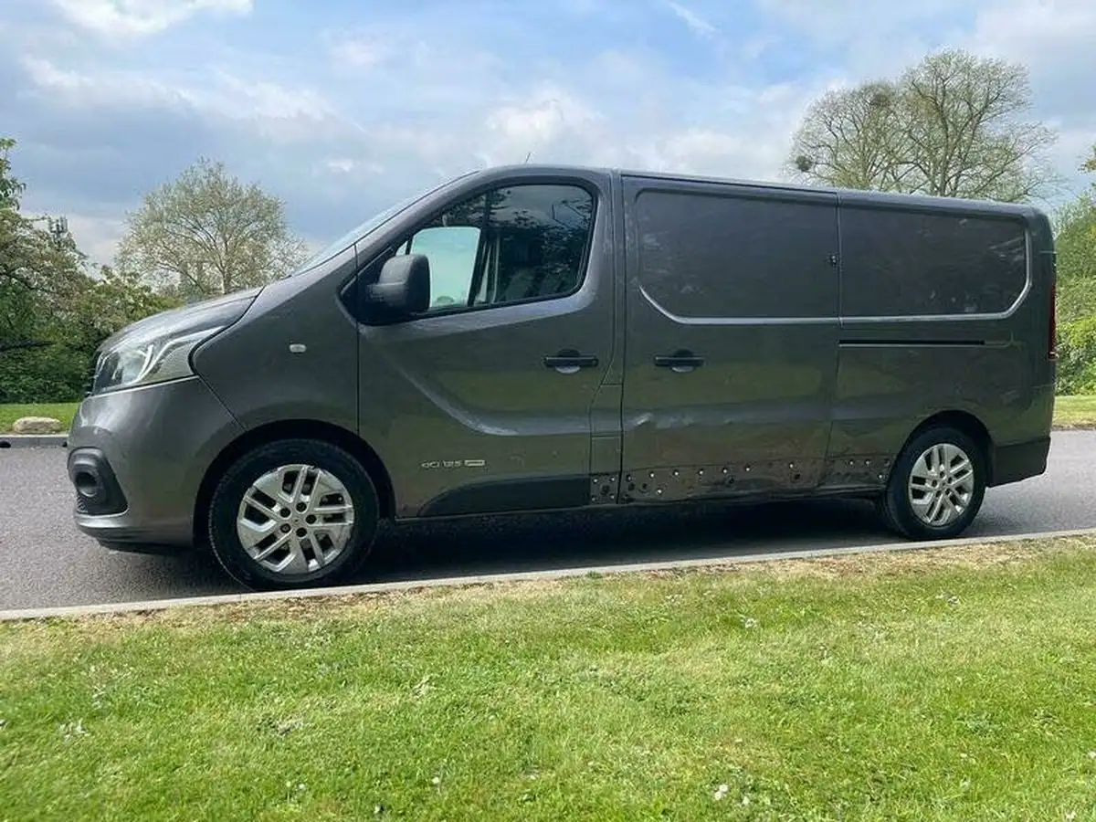 2017-renault-trafic-16dci-ll29-125-sport-nav-energy-125-e6-panel-van-big-16