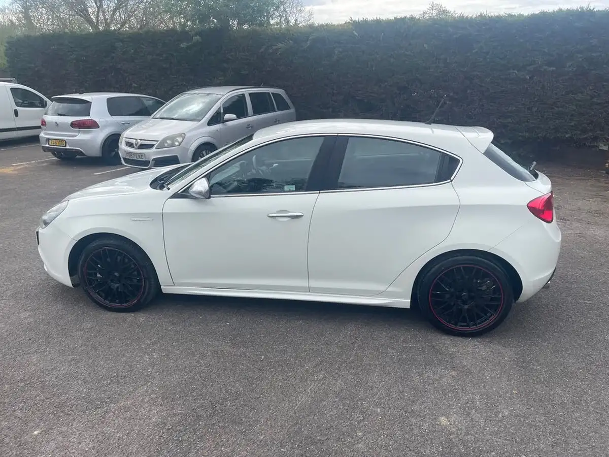 2012-alfa-romeo-giulietta-20td-veloce-170bhp-tct-big-50