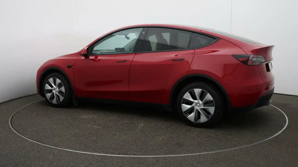 2022-tesla-model-y-e-long-range-big-38