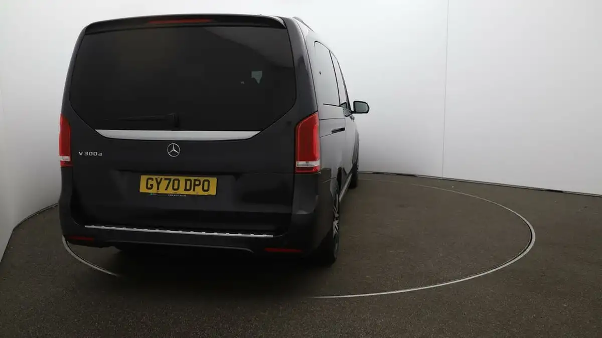 2020-mercedes-benz-v-class-20d-v300d-amg-line-extra-long-big-6