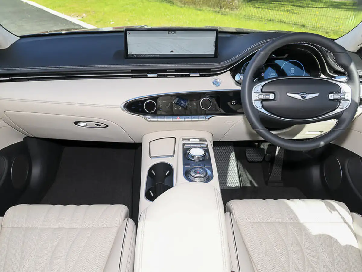 2025-genesis-gv70-22-d-luxury-line-big-2